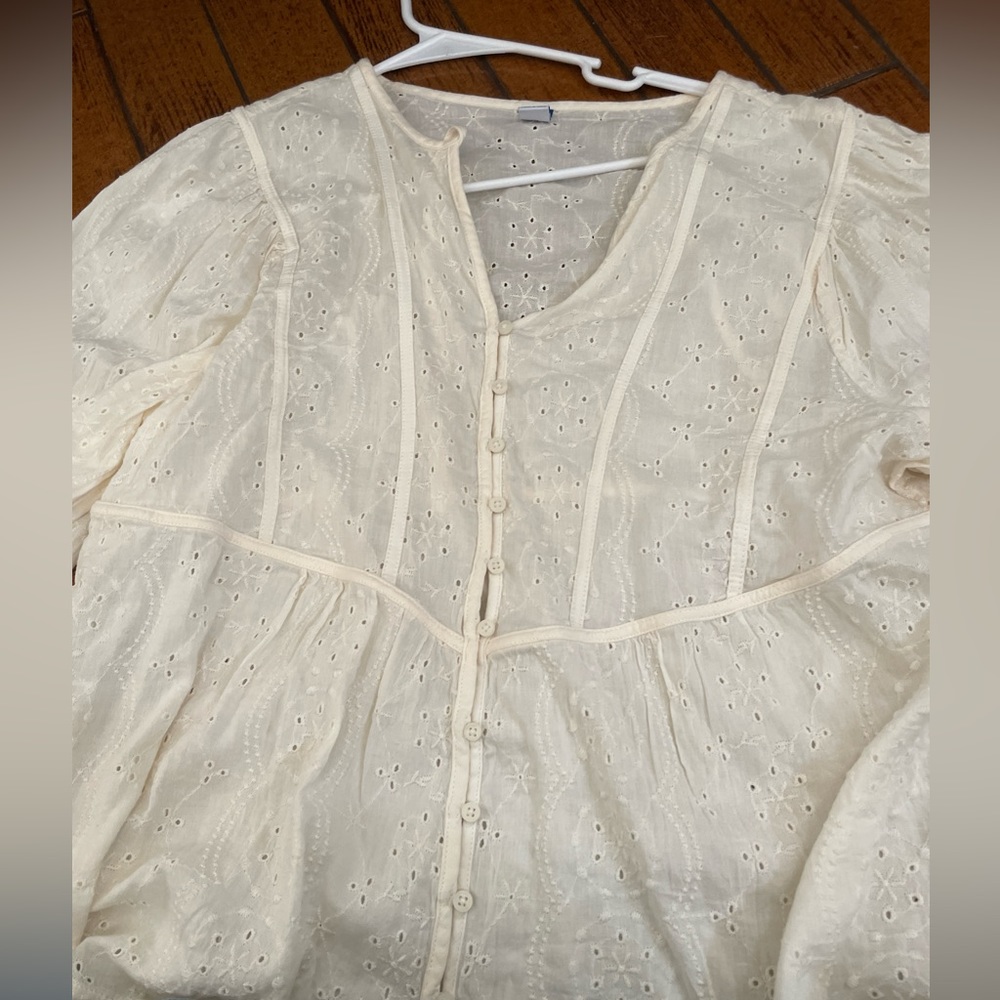 Size M cream color